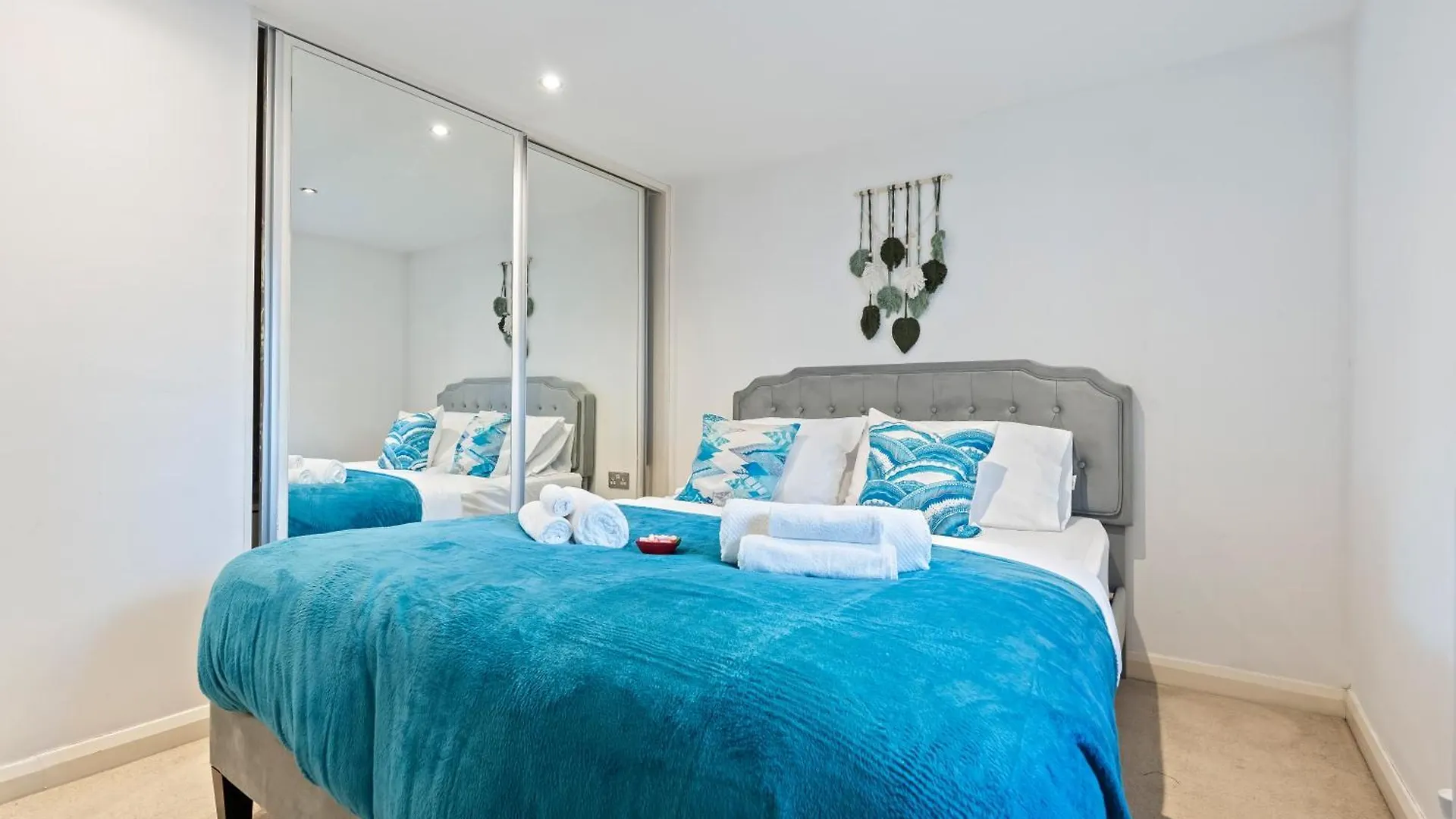 1Br Loft Apartment - Liverpool Street Sleeps 5 - The Simpsons Themed London